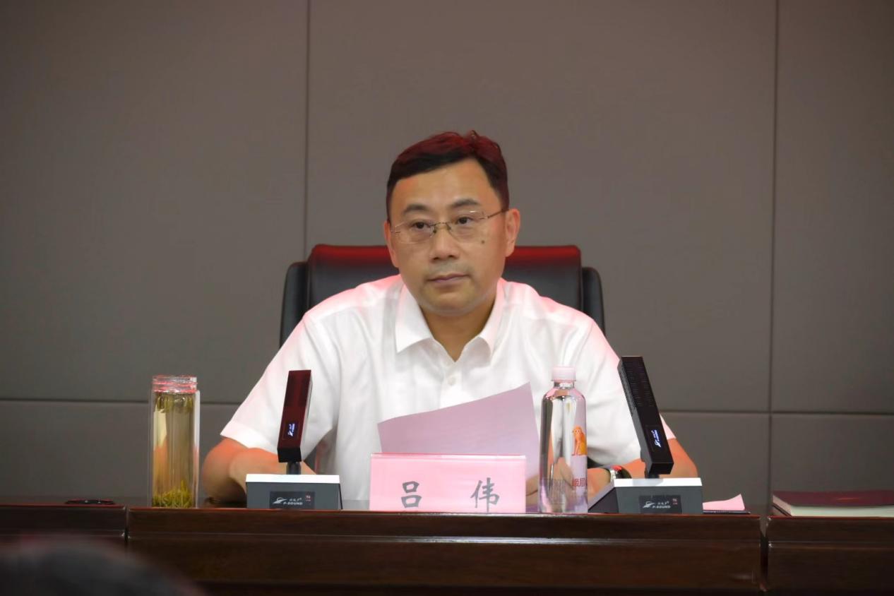 6月24日，峨眉发展党委书记、董事长吕伟下沉金南集团讲授七一专题党课，集团班子、各子公司中层及全体党员参加学习。