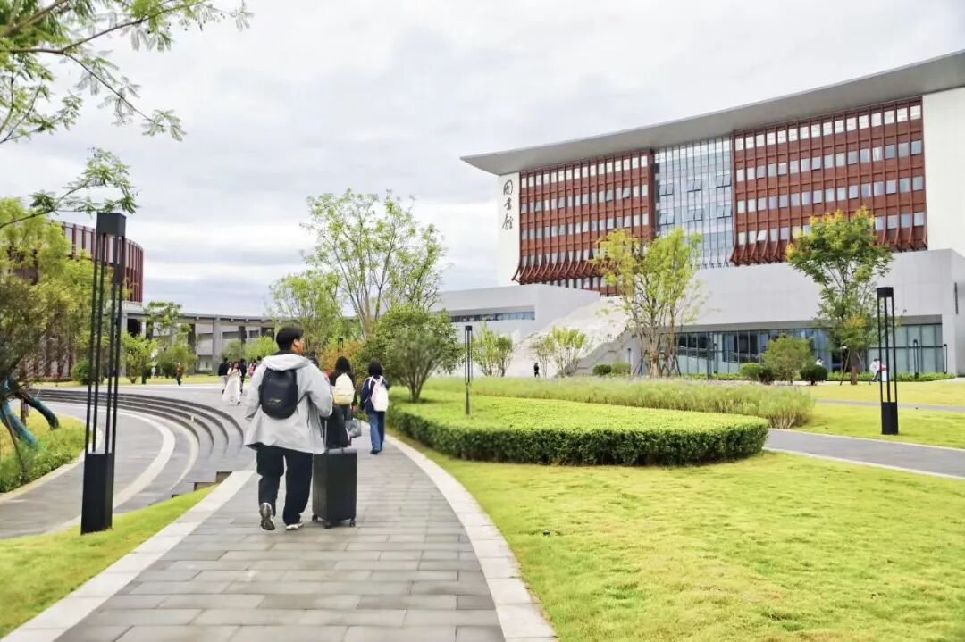 千名学子报到！峨眉这所新高校开学啦！